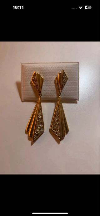 Pendientes dorados con pedrería