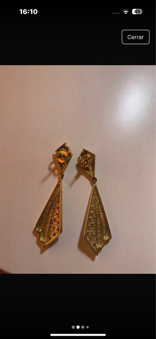 Pendientes dorados con pedrería