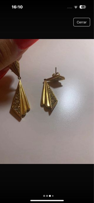 Pendientes dorados con pedrería