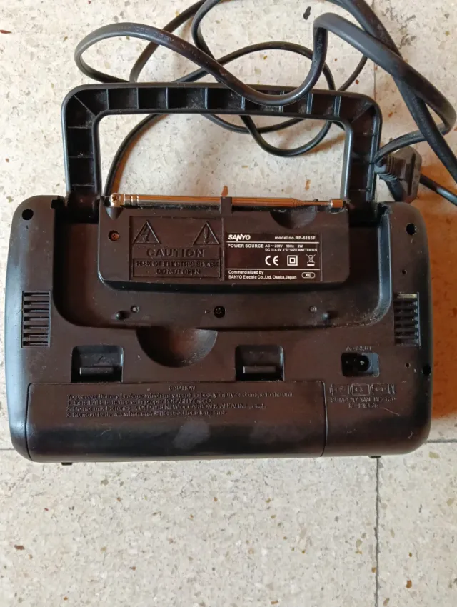 Radio Sanyo a pilas y a corriente 