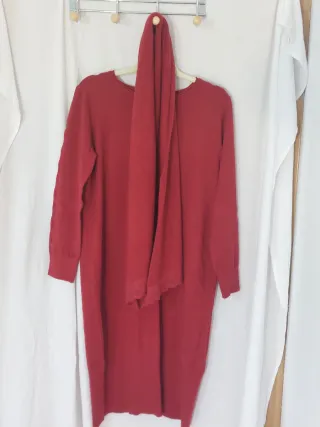 Vestido largo burdeos con bufanda