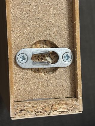 Mesita de noche de madera pared