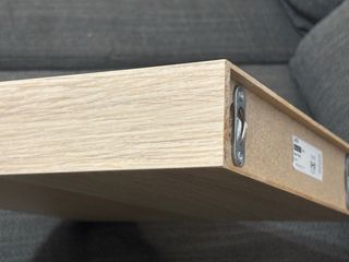 Mesita de noche de madera pared