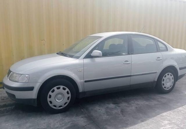 Volkswagen 2434653 retrovisor derecho gris passat