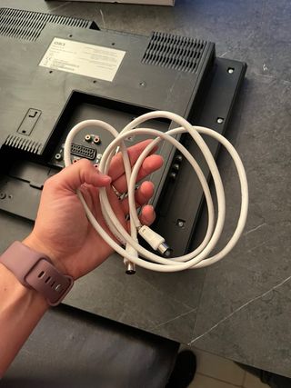 Televisor OKI Negro con Soporte Pared