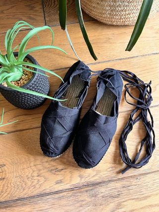 Alpargatas negras con cintas cruzadas