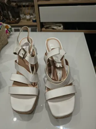 Sandalia blanca con tacón corcho 