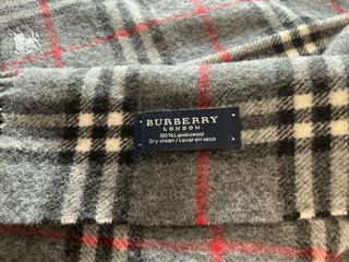 Bufanda Burberry Cuadros Gris y Rojo