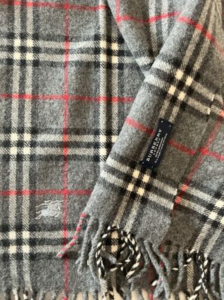 Bufanda Burberry Cuadros Gris y Rojo
