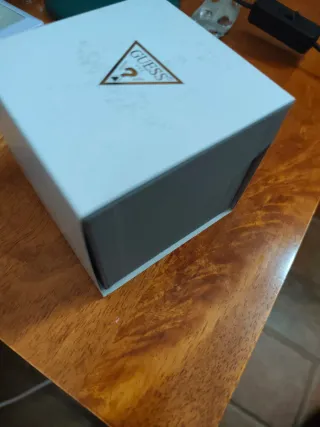 Reloj Guess Nuevo Dorado y Gris