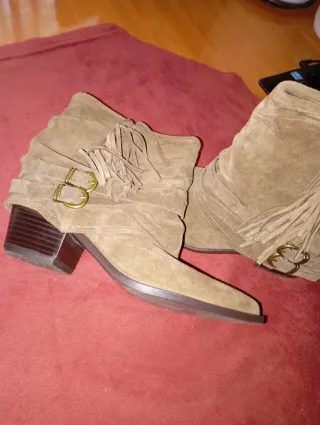 Botines de ante marrón con flecos