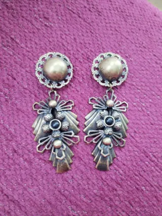 Pendientes largos dorados y negros