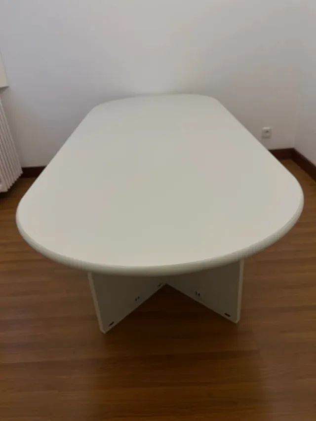 Mesa de reuniones ovalada blanca