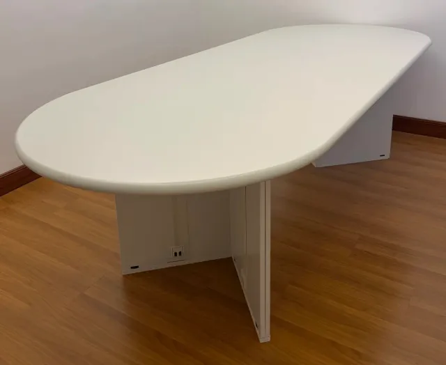 Mesa de reuniones ovalada blanca