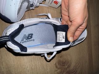 Zapatillas New Balance Plata y Blanco

