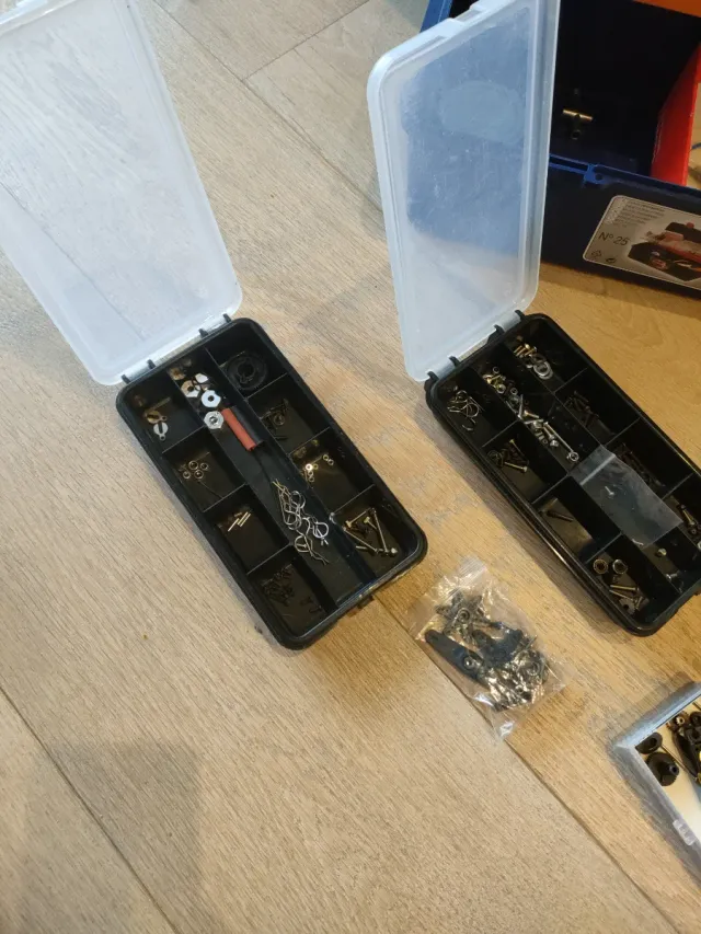 Material radiocontrol: servos, motor, herramientas