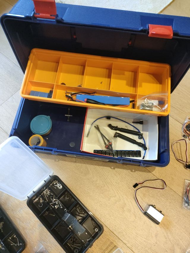 Material radiocontrol: servos, motor, herramientas