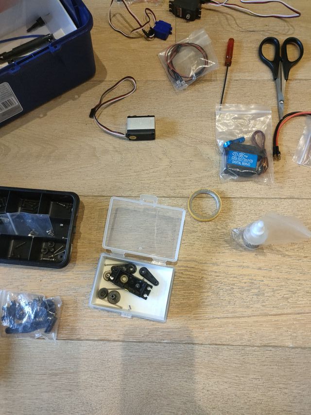 Material radiocontrol: servos, motor, herramientas