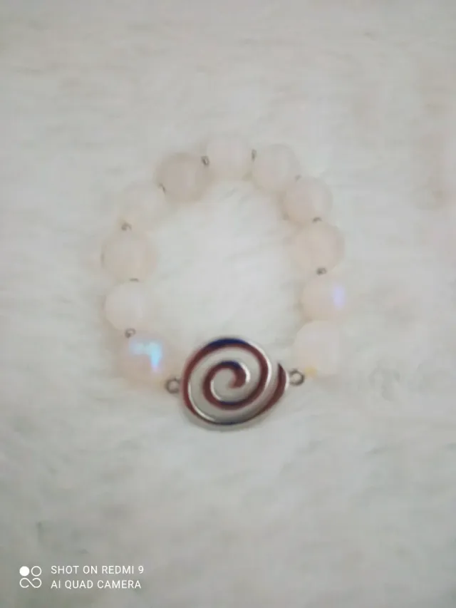 Pulsera Piedra Lunar con Detalle Espiral.