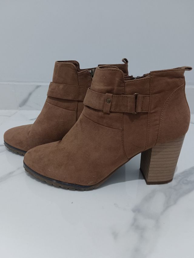 Botín tacón Bershka marrón con cremallera