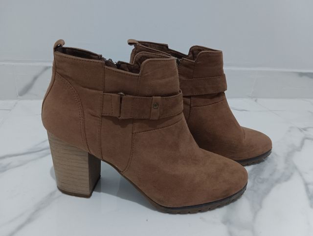 Botín tacón Bershka marrón con cremallera