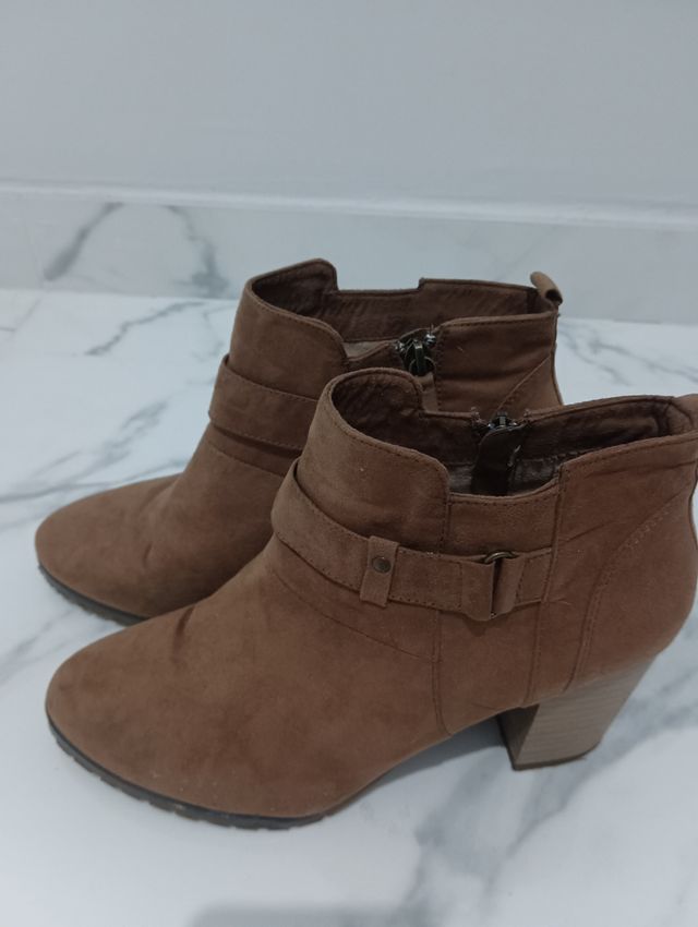 Botín tacón Bershka marrón con cremallera