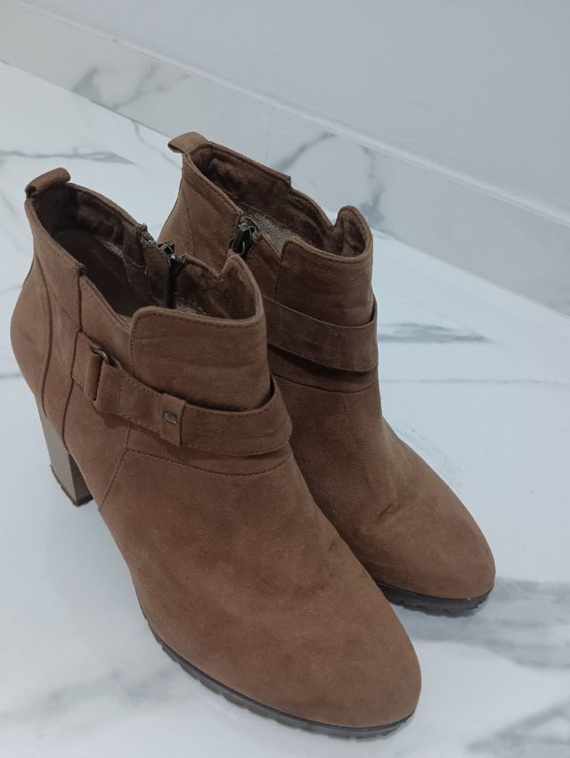 Botín tacón Bershka marrón con cremallera