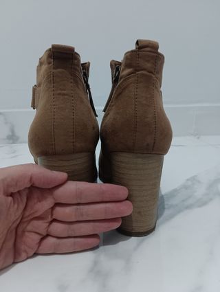 Botín tacón Bershka marrón con cremallera