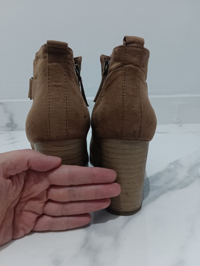 Botín tacón Bershka marrón con cremallera