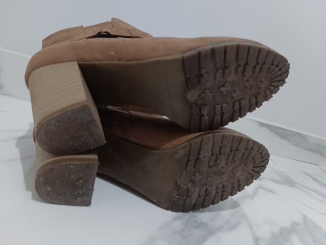 Botín tacón Bershka marrón con cremallera