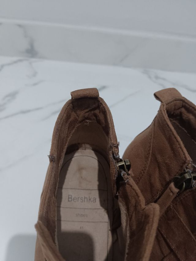 Botín tacón Bershka marrón con cremallera