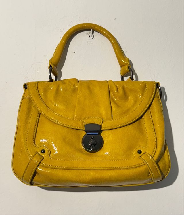 Bolso amarillo charol