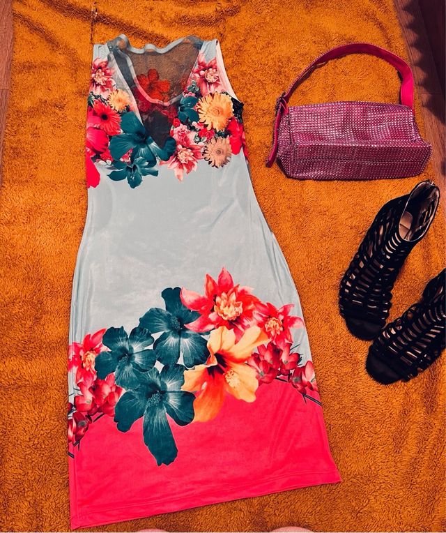Vestido floral multicolor con transparencias.