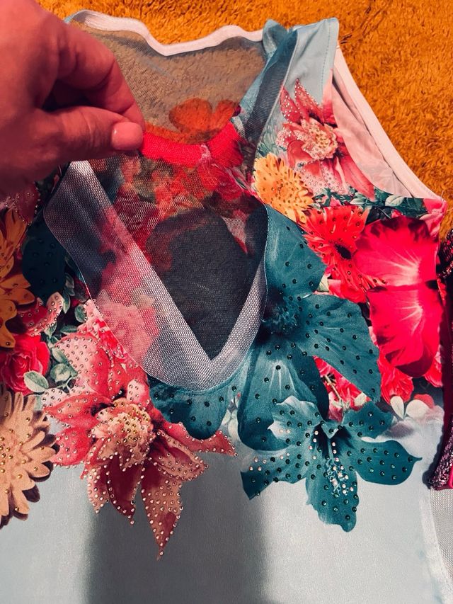 Vestido floral multicolor con transparencias.