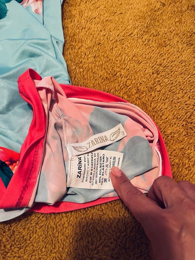 Vestido floral multicolor con transparencias.