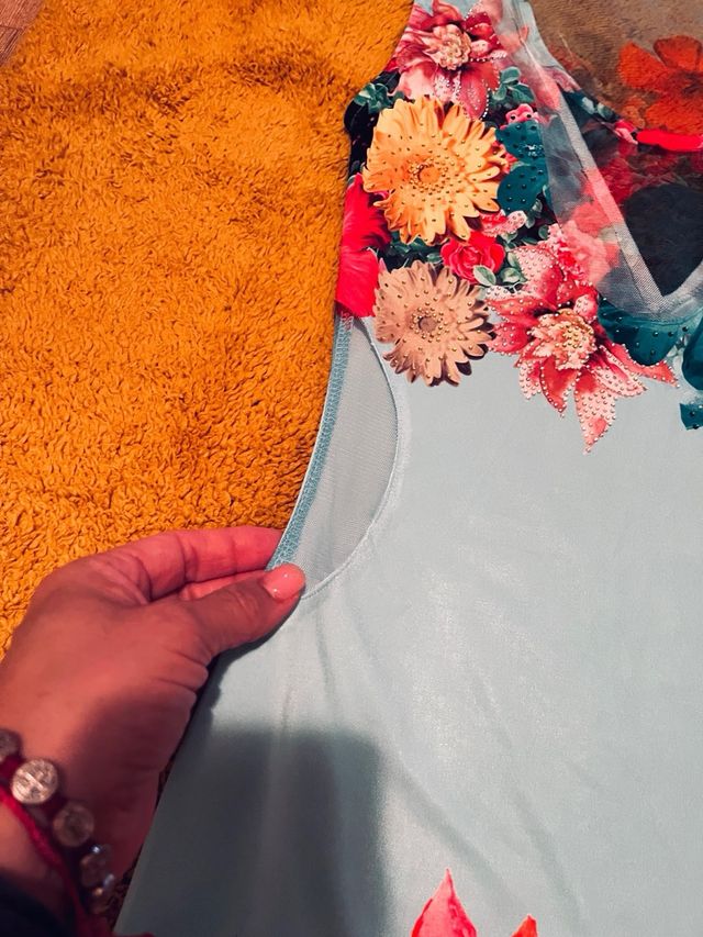 Vestido floral multicolor con transparencias.