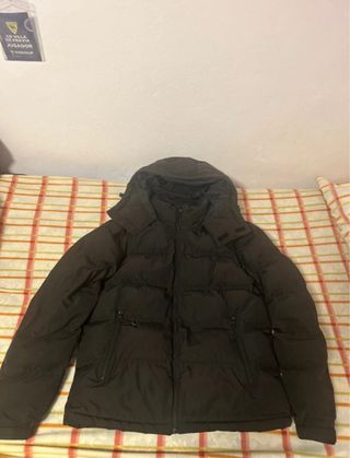 Abrigo Pull&Bear negro con capucha