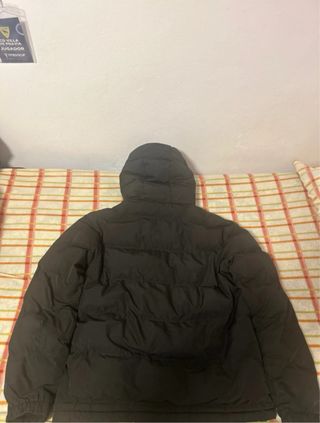 Abrigo Pull&Bear negro con capucha