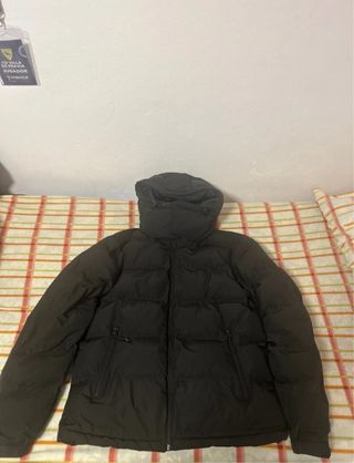 Abrigo Pull&Bear negro con capucha