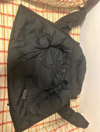 Abrigo Pull&Bear negro con capucha