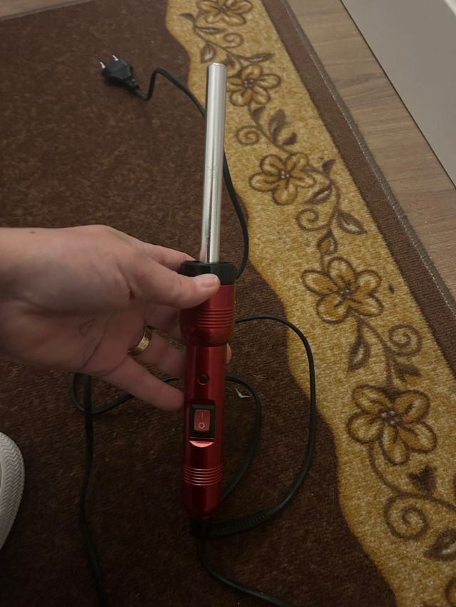 Rizador de pelo rojo y plateado