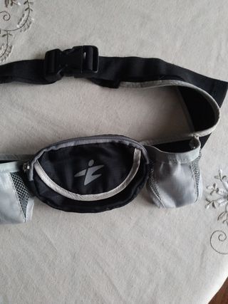 Riñonera deportiva negra y gris
