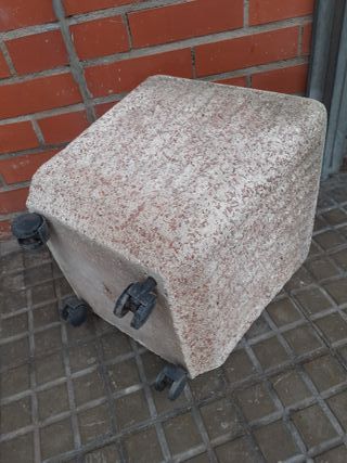 Jardinera cuadrada de piedra