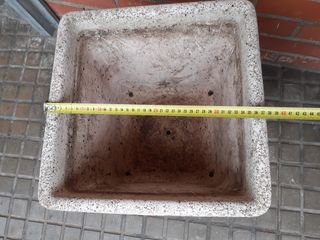 Jardinera cuadrada de piedra