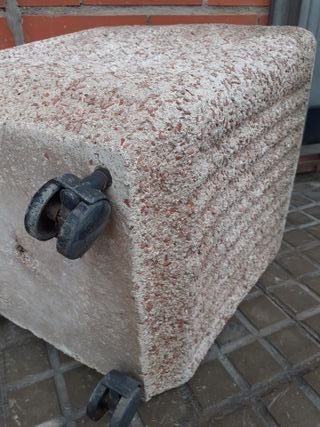 Jardinera cuadrada de piedra