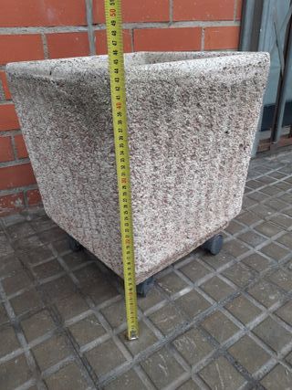 Jardinera cuadrada de piedra