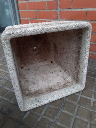 Jardinera cuadrada de piedra