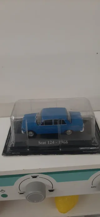 Coche Seat 124 - 1968 Azul escala 1/43
