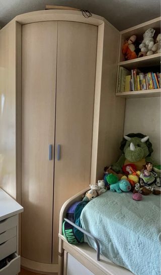 Dormitorio Modular: Armario, Cama y Mueble