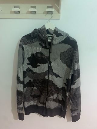 Chaqueta con cremallera y capucha